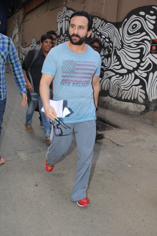 Bollywood actor Saif Ali Khan spotted at Bandra. Saif Ali Khan,Saif Ali Khan at Bandra,actor Saif Ali Khan,Saif Ali Khan latest pics,Saif Ali Khan latest images,Saif Ali Khan latest photos,Saif Ali Khan latest stills,Saif Ali Khan latest pictures