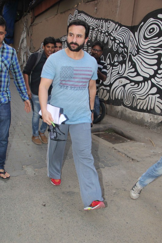 Bollywood actor Saif Ali Khan spotted at Bandra. Saif Ali Khan,Saif Ali Khan at Bandra,actor Saif Ali Khan,Saif Ali Khan latest pics,Saif Ali Khan latest images,Saif Ali Khan latest photos,Saif Ali Khan latest stills,Saif Ali Khan latest pictures