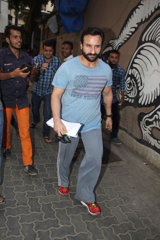 Bollywood actor Saif Ali Khan spotted at Bandra. Saif Ali Khan,Saif Ali Khan at Bandra,actor Saif Ali Khan,Saif Ali Khan latest pics,Saif Ali Khan latest images,Saif Ali Khan latest photos,Saif Ali Khan latest stills,Saif Ali Khan latest pictures