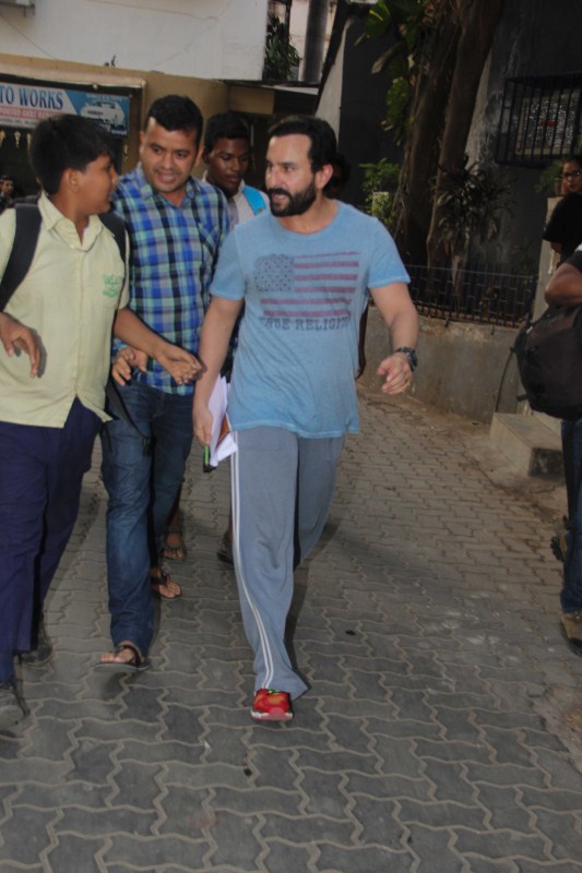 Bollywood actor Saif Ali Khan spotted at Bandra. Saif Ali Khan,Saif Ali Khan at Bandra,actor Saif Ali Khan,Saif Ali Khan latest pics,Saif Ali Khan latest images,Saif Ali Khan latest photos,Saif Ali Khan latest stills,Saif Ali Khan latest pictures