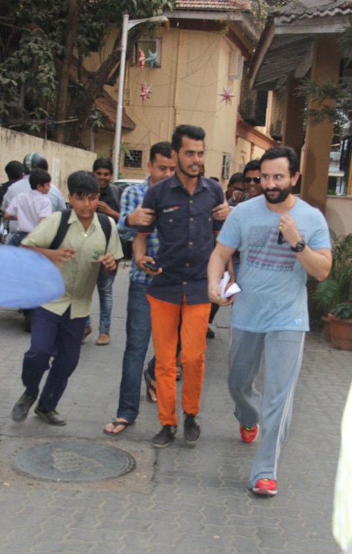 Bollywood actor Saif Ali Khan spotted at Bandra. Saif Ali Khan,Saif Ali Khan at Bandra,actor Saif Ali Khan,Saif Ali Khan latest pics,Saif Ali Khan latest images,Saif Ali Khan latest photos,Saif Ali Khan latest stills,Saif Ali Khan latest pictures