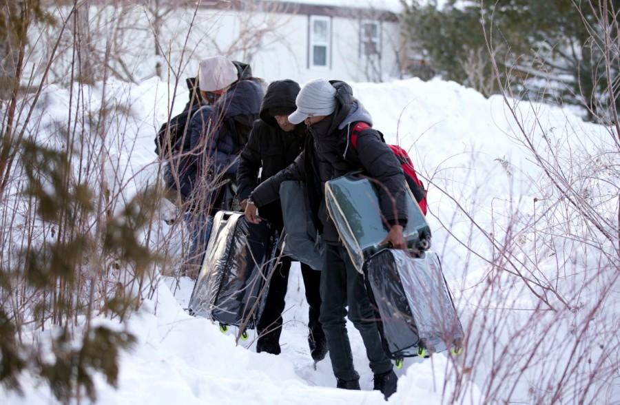 A family from Yemen crosses the U.S.-Canada border into Hemmingford. Hemmingford,U.S.-Canada border,Canada from the U.S,Quebec,cross by foot,U.S. border,Canada border