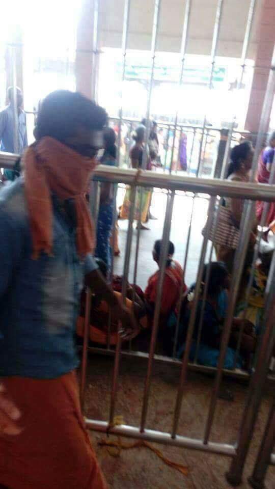South Indian Actor Ilayathalapathy Vijay visits Palani Murugan temple. Ilayathalapathy Vijay,Vijay,Vijay visits Palani Murugan temple,Vijay visits Palani Murugan,Palani Murugan,Palani Murugan temple,Vijay latest pics,Vijay latest images,Vijay latest photos,Vijay latest stills,Vijay latest pictures
