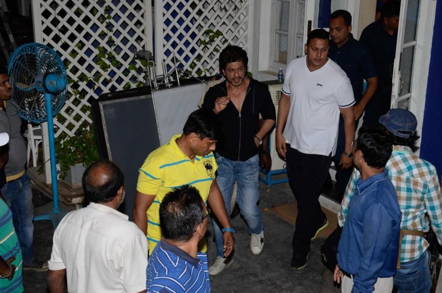 Bollywood actor Shah Rukh Khan shoots for Imtiaz Ali's next in Bandra. Shah Rukh Khan,actor Shah Rukh Khan,Imtiaz Ali,Imtiaz Ali and Shah Rukh Khan,Shah Rukh Khan and Imtiaz Ali,SRK,Shahrukh Khan