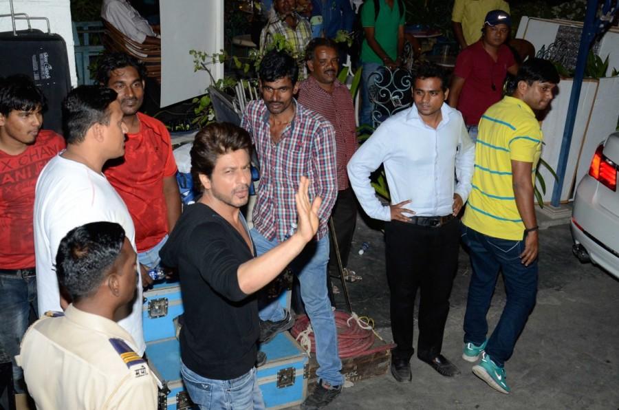 Bollywood actor Shah Rukh Khan shoots for Imtiaz Ali's next in Bandra. Shah Rukh Khan,actor Shah Rukh Khan,Imtiaz Ali,Imtiaz Ali and Shah Rukh Khan,Shah Rukh Khan and Imtiaz Ali,SRK,Shahrukh Khan