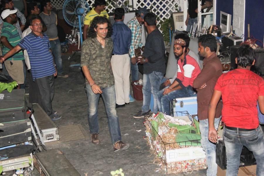 Bollywood actor Shah Rukh Khan shoots for Imtiaz Ali's next in Bandra. Shah Rukh Khan,actor Shah Rukh Khan,Imtiaz Ali,Imtiaz Ali and Shah Rukh Khan,Shah Rukh Khan and Imtiaz Ali,SRK,Shahrukh Khan