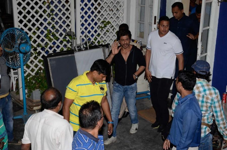 Bollywood actor Shah Rukh Khan shoots for Imtiaz Ali's next in Bandra. Shah Rukh Khan,actor Shah Rukh Khan,Imtiaz Ali,Imtiaz Ali and Shah Rukh Khan,Shah Rukh Khan and Imtiaz Ali,SRK,Shahrukh Khan