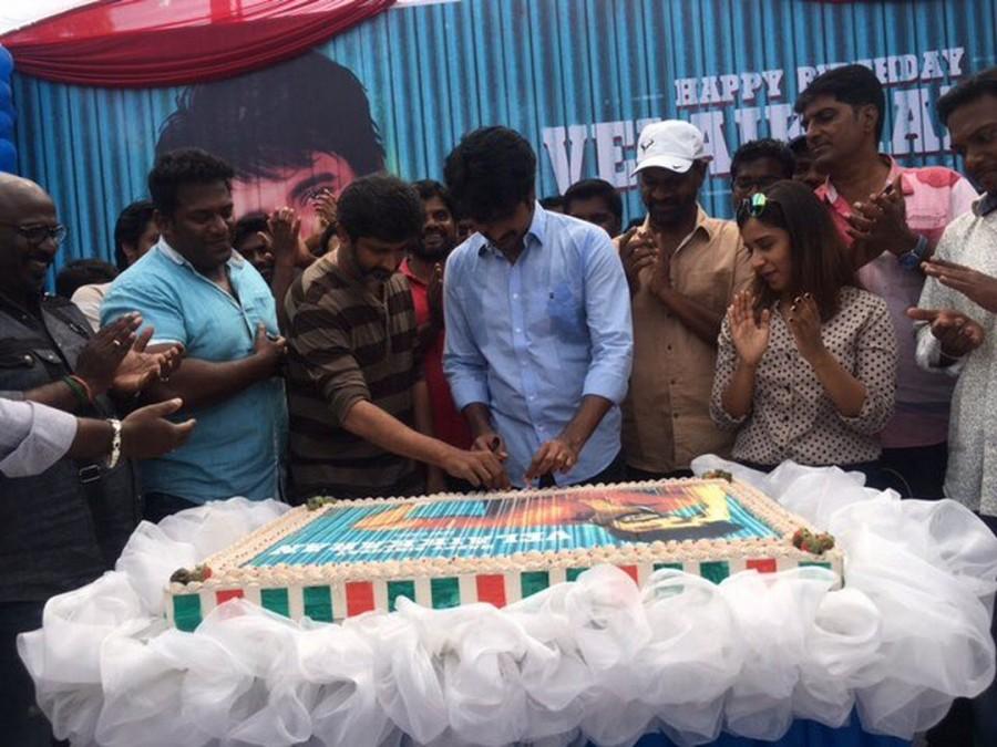 South Indian actor Sivakarthikeyan celebrates his birthday with Velaikkaran movie team. Sivakarthikeyan,actor Sivakarthikeyan,Velaikkaran,Sivakarthikeyan new movie Velaikkaran,Velaikkaran on the sets,Sivakarthikeyan birthday,Sivakarthikeyan birthday celebrations,Sivakarthikeyan birthday celebration pics,Sivakarthikeyan birthday celebration i
