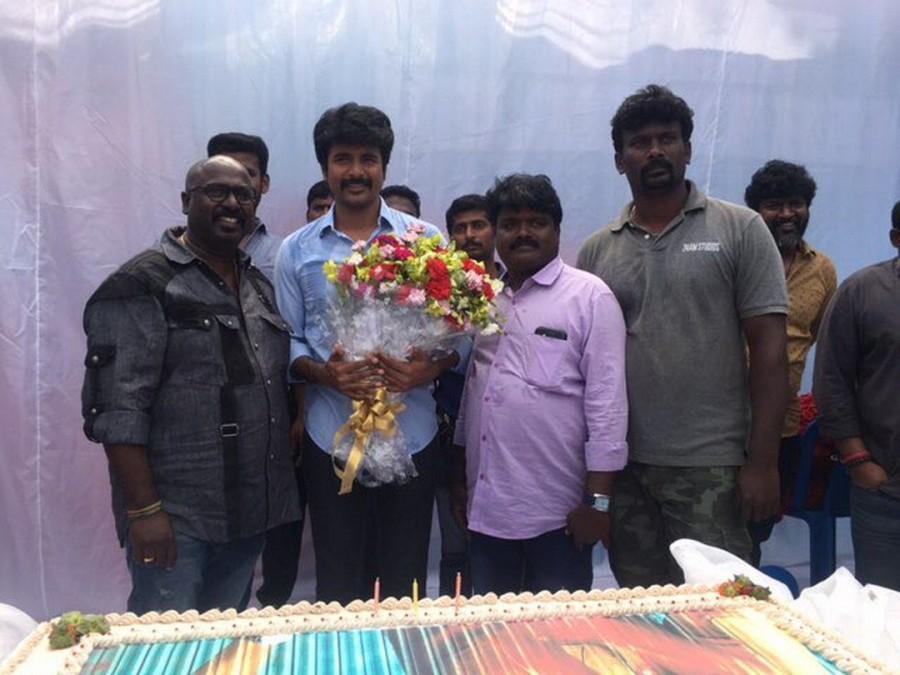 South Indian actor Sivakarthikeyan celebrates his birthday with Velaikkaran movie team. Sivakarthikeyan,actor Sivakarthikeyan,Velaikkaran,Sivakarthikeyan new movie Velaikkaran,Velaikkaran on the sets,Sivakarthikeyan birthday,Sivakarthikeyan birthday celebrations,Sivakarthikeyan birthday celebration pics,Sivakarthikeyan birthday celebration i