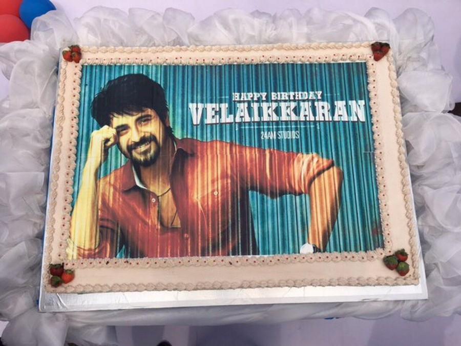 South Indian actor Sivakarthikeyan celebrates his birthday with Velaikkaran movie team. Sivakarthikeyan,actor Sivakarthikeyan,Velaikkaran,Sivakarthikeyan new movie Velaikkaran,Velaikkaran on the sets,Sivakarthikeyan birthday,Sivakarthikeyan birthday celebrations,Sivakarthikeyan birthday celebration pics,Sivakarthikeyan birthday celebration i