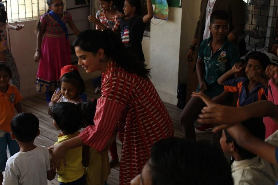 Bollywood actress Richa Chadha with kids. Fukrey Returns,Ali Fazal,Dhai Akshar,Director Amol Gupte,Manjot Singh,Varun Sharma,Fukrey Returns promotion,Fukrey Returns movie promotion