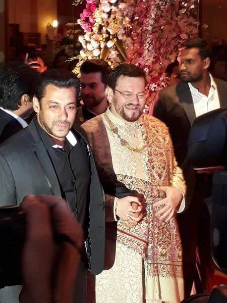 After a big fat Punjabi destination wedding in Udaipur, Bollywood stars including Amitabh Bachchan and Jaya Bachchan, singer Anuradha Paudwal, Katrina Kaif, Bipasha Basu Karan Singh Grover, Sahara chief Subrata Roy with wife Swapna Roy, Aftab Shivdasani with Dusanj, Madhur Bhandarkar, Pooja Hedge among many others attended the grand reception of Neil and Rukmini here on Friday night. Salman Khan,Amitabh Bachchan,Katrina Kaif,Rekha,Neil Nitin Mukesh and Rukmini Sahay,Neil Nitin Mukesh,Rukmini Sahay,Neil Nitin Mukesh reception,Neil Nitin Mukesh wedding reception,Neil Nitin Mukesh reception pics,Neil Nitin Mukesh reception images,Neil Ni