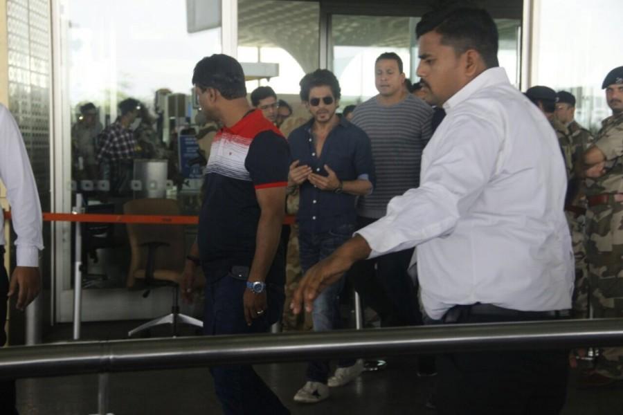 Bollywood actor Shah Rukh Khan spotted at airport. Shah Rukh Khan,Deepika Padukone,Saif Ali Khan,SRK,Shah Rukh Khan spotted at airport,Deepika Padukone spotted at airport,Saif Ali Khan spotted at airport