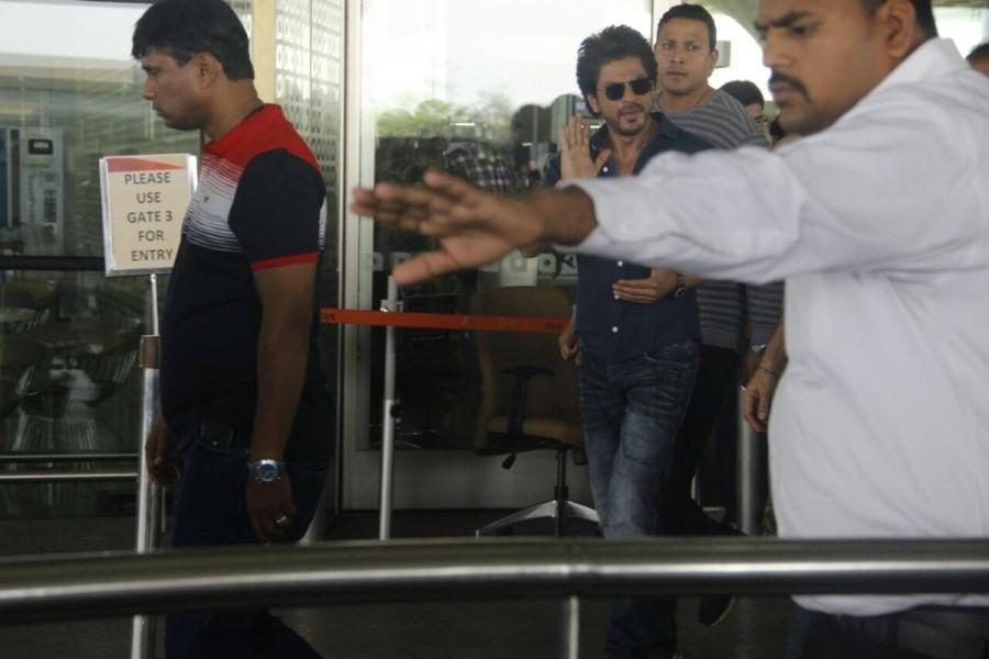 Bollywood actor Shah Rukh Khan spotted at airport. Shah Rukh Khan,Deepika Padukone,Saif Ali Khan,SRK,Shah Rukh Khan spotted at airport,Deepika Padukone spotted at airport,Saif Ali Khan spotted at airport