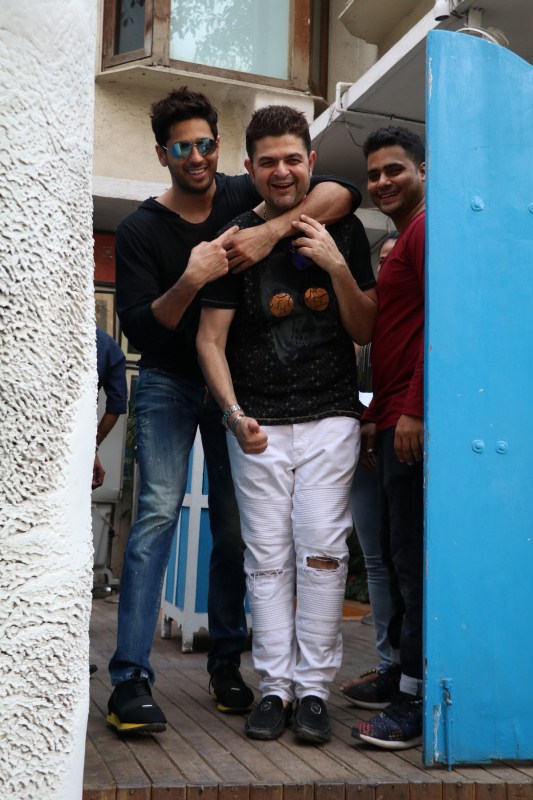 Sidharth Malhotra and Dabboo Ratnani spotted at olive bar in Bandra. Sidharth Malhotra and Dabboo Ratnani,Sidharth Malhotra,Dabboo Ratnani,Sidharth Malhotra spotted at olive bar,Dabboo Ratnani spotted at olive bar