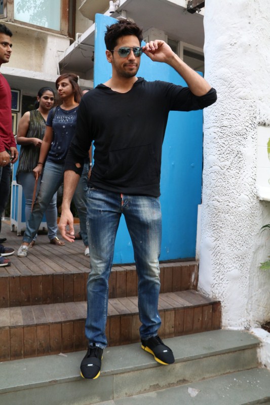Sidharth Malhotra and Dabboo Ratnani spotted at olive bar in Bandra. Sidharth Malhotra and Dabboo Ratnani,Sidharth Malhotra,Dabboo Ratnani,Sidharth Malhotra spotted at olive bar,Dabboo Ratnani spotted at olive bar