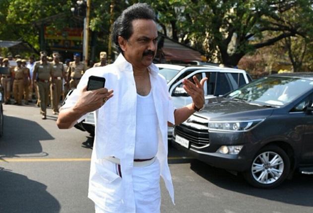 Tamil Nadu assembly: Stalin's shirt torn. Stalin,DMK,MK Stalin,Stalin shirt,Tamil Nadu assembly