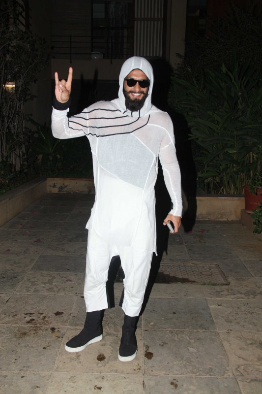 Ranveer Singh spotted at Shahid Kapoor’s pre birthday bash. Ranveer Singh,Deepika Padukone,Katrina Kaif,Sidharth Malhotra,Shahid Kapoor birthday bash,Shahid Kapoor,Shahid Kapoor birthday bash pics,Shahid Kapoor birthday bash images,Shahid Kapoor birthday bash stills,Shahid Kapoor birthday bash pictures