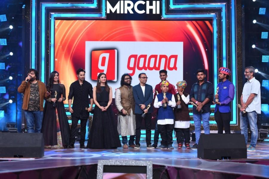 Many Bollywood A-listers attended the star-studded event including Karan Johar, Alia Bhatt, Anushka Sharma, Varun Dhawan, Shilpa Shetty and newcomer, Diljit Dosanjh. The night was hosted by none other than the king of Bollywood melodies, Sonu Nigam. There were exciting performances by Amit Trivedi, Papon, Badshah, Armaan Malik, Sukhwinder Singh, Jubin Nautiyal, Shalmali Kholgade, Neeti Mohan, Neha Bhasin to name only a few. Alia Bhatt,Usha Uthap,9th Royal Stag Mirchi Music Awards,Mirchi Music Awards,Royal Stag Mirchi Music Awards,Alia Bhatt,Anushka Sharma,Diljit Dosanjh,Shilpa Shetty