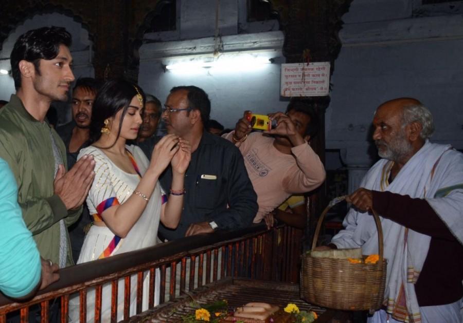The team visited the Sankat Mochchan Hanuman Temple and the Ganga Ghat in Benaras. The Commando 2 team immersed themselves in a traditional pooja at the temple, to seek blessings of Lord Hanuman. On completing the rituals, the Commando 2 team took a peaceful boat ride across the holy river Ganga. Vidyut Jamwal,Adah Sharma,Commando 2,Commando 2 promotions,Commando 2 movie promotions,Commando 2 in Varanasi,Deven Bhojwani,Viupl Shah