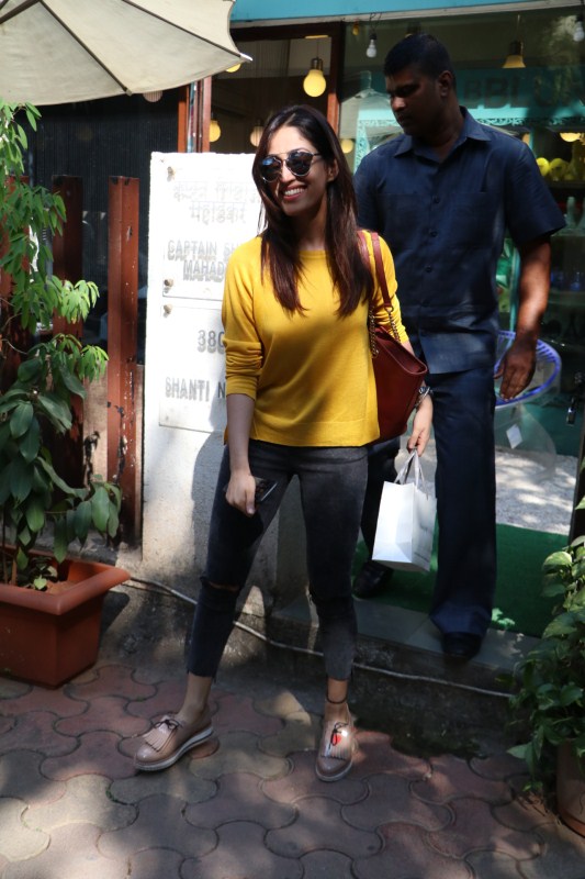 Bollywood actress Yami Gautam spotted at Bblunt Khar in Mumabi. Yami Gautam,Yami Gautam spotted at Bblunt Khar,Yami Gautam at Bblunt Khar,actress Yami Gautam,Yami Gautam latest pics,Yami Gautam latest images,Yami Gautam latest photos,Yami Gautam latest stills,Yami Gautam latest pictures