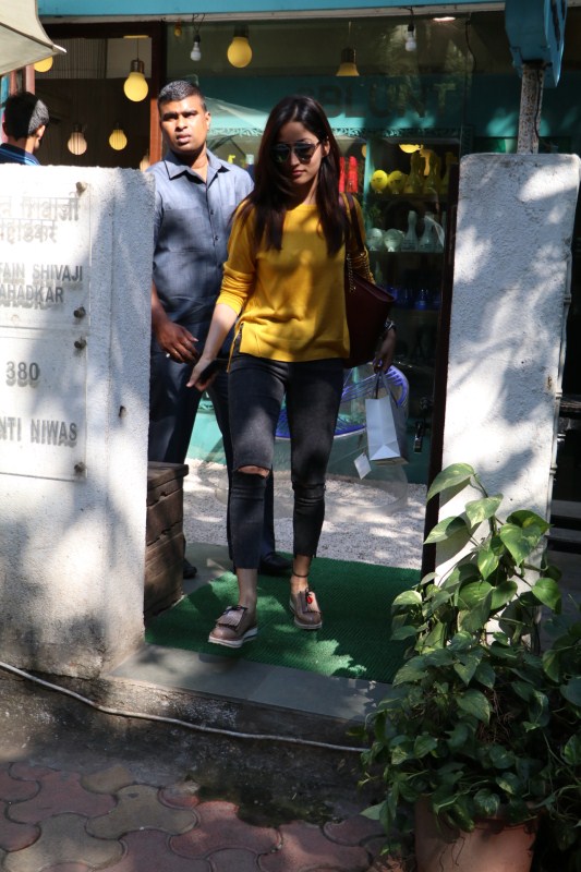Bollywood actress Yami Gautam spotted at Bblunt Khar in Mumabi. Yami Gautam,Yami Gautam spotted at Bblunt Khar,Yami Gautam at Bblunt Khar,actress Yami Gautam,Yami Gautam latest pics,Yami Gautam latest images,Yami Gautam latest photos,Yami Gautam latest stills,Yami Gautam latest pictures