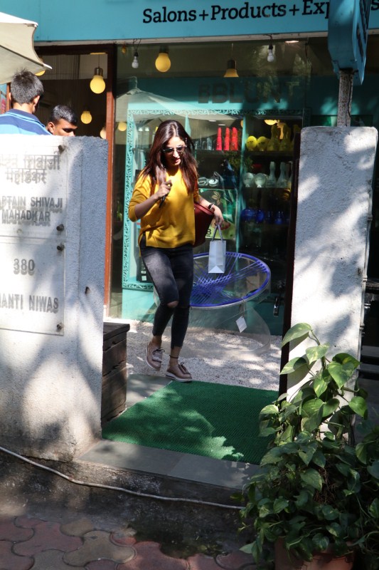 Bollywood actress Yami Gautam spotted at Bblunt Khar in Mumabi. Yami Gautam,Yami Gautam spotted at Bblunt Khar,Yami Gautam at Bblunt Khar,actress Yami Gautam,Yami Gautam latest pics,Yami Gautam latest images,Yami Gautam latest photos,Yami Gautam latest stills,Yami Gautam latest pictures