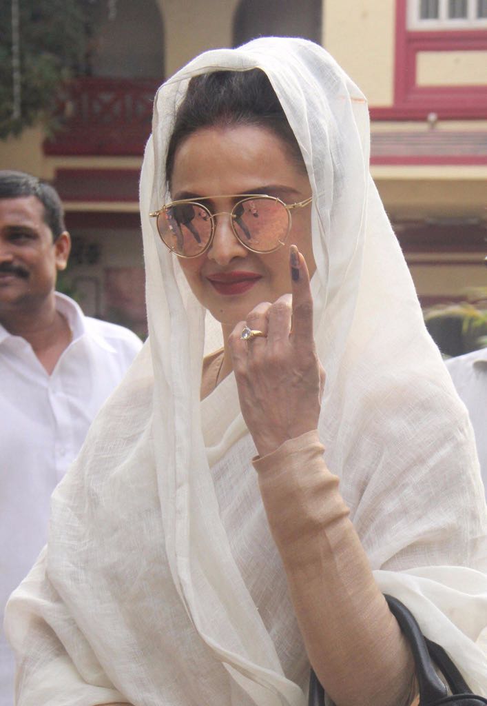 Bollywood actress Rekha casts her vote. BMC Elections 2017,BMC Elections,Anushka Sharma,Rekha,Zoya Akhtar,BMC Elections pics,BMC Elections images,BMC Elections photos,BMC Elections stills,BMC Elections pictures,Ranveer Singh
