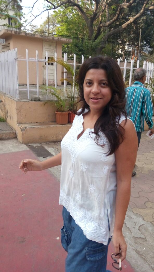 Indian film director and screenwriter Zoya Akhtar casts her vote. BMC Elections 2017,BMC Elections,Anushka Sharma,Rekha,Zoya Akhtar,BMC Elections pics,BMC Elections images,BMC Elections photos,BMC Elections stills,BMC Elections pictures,Ranveer Singh