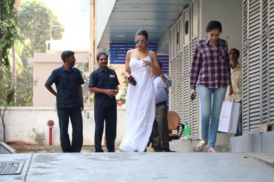 Bollywood actress Malaika Arora Khan spotted at Bandra in Mumabi. Malaika Arora Khan,actress Malaika Arora Khan,Malaika Arora Khan latest pics,Malaika Arora Khan latest images,Malaika Arora Khan latest photos,Malaika Arora Khan latest stills,Malaika Arora Khan latest pictures