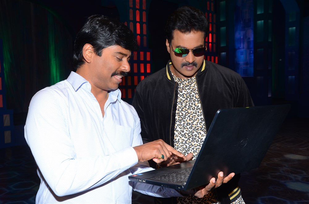 Tollywood actor Sunil launches Metro movie first song with producer Suresh Kondeti in Hyderabad. Sunil,actor Sunil,Metro movie first song,Metro movie,Suresh Kondeti,Sunil latest pics,Sunil latest images,Sunil latest photos,Sunil latest stills,Sunil latest pictures