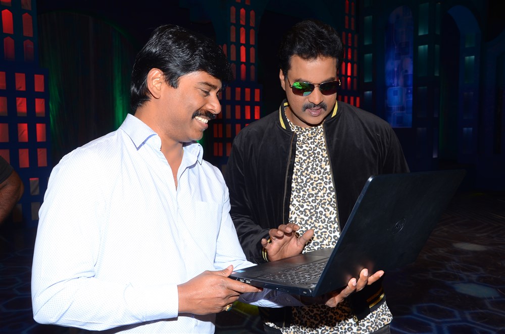 Tollywood actor Sunil launches Metro movie first song with producer Suresh Kondeti in Hyderabad. Sunil,actor Sunil,Metro movie first song,Metro movie,Suresh Kondeti,Sunil latest pics,Sunil latest images,Sunil latest photos,Sunil latest stills,Sunil latest pictures