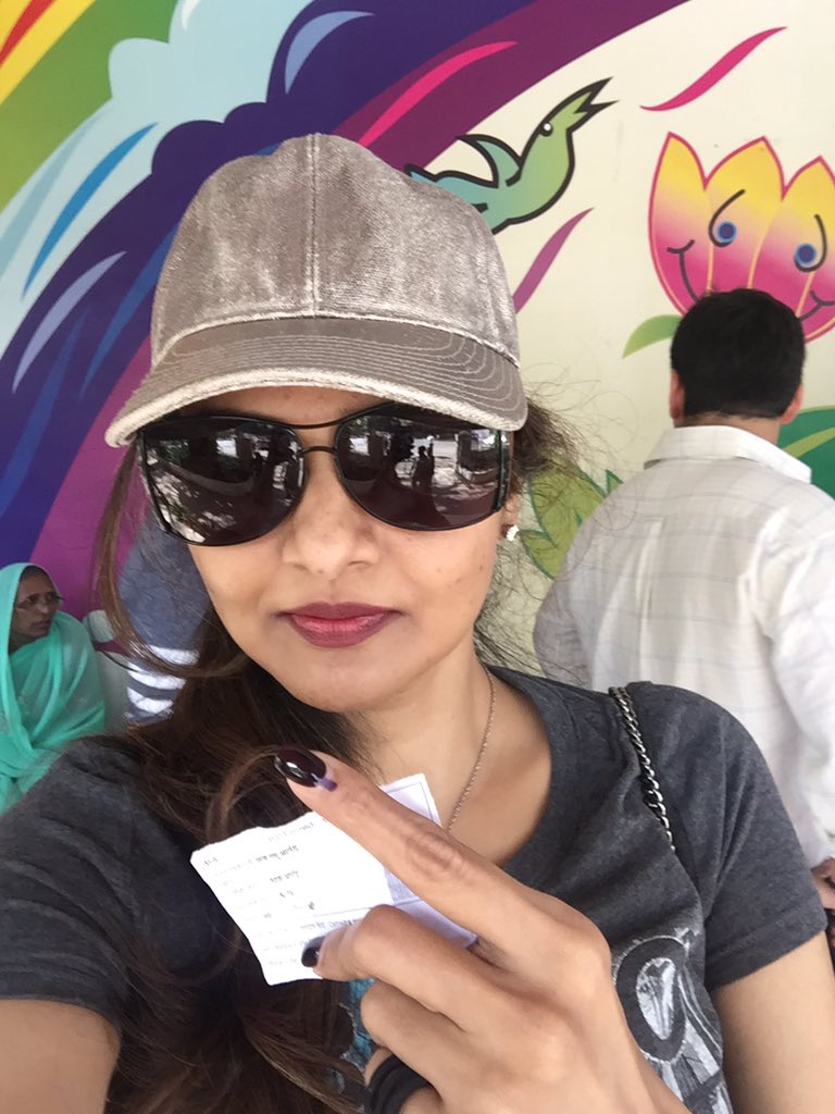Madhoo casts her vote. BMC Elections 2017,BMC Elections,Anushka Sharma,Rekha,Zoya Akhtar,BMC Elections pics,BMC Elections images,BMC Elections photos,BMC Elections stills,BMC Elections pictures,Ranveer Singh