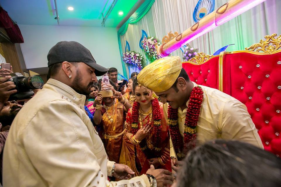 Kirik Party director Rishab Shetty and Pragathi Shetty got married as per Hindu customs at his hometown Kundapur, Koteshwara. Celebs like Sudeep, Rakshith Shetty, Sheetal Shetty, Rashimika Mannar, Yajna Shetty, Meghana Gaonkar, Samyuktha Hegde and other celebrities attended the wedding and blessed the couple. Sudeep,Rakshith Shetty,Sheetal Shetty,Rashimika Mannar,Yajna Shetty,Meghana Gaonkar,Samyuktha Hegde,Rishab Shetty wedding,Rishab Shetty wedding pics,Rishab Shetty wedding images,Rishab Shetty wedding photos,Rishab Shetty wedding stills,Rishab Shetty weddi