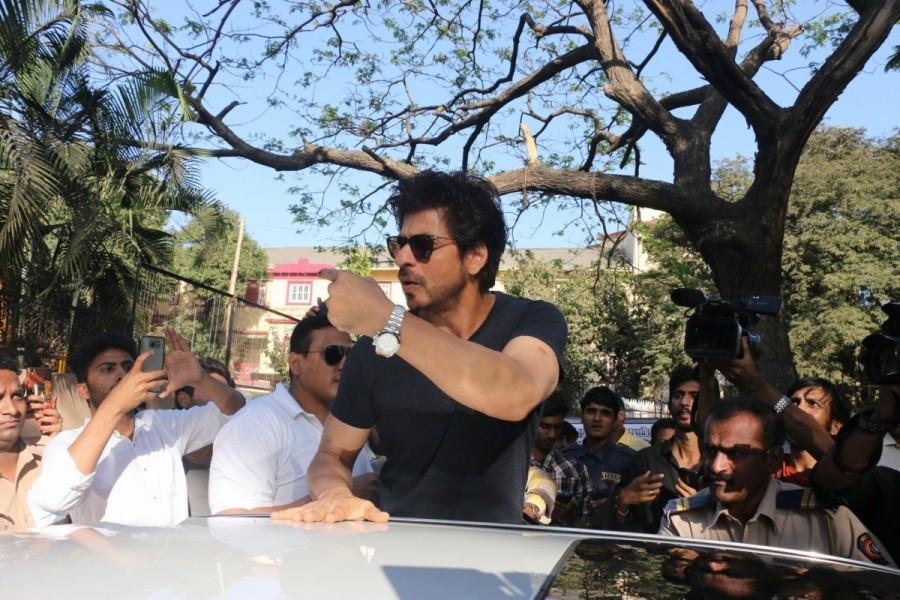Bollywood Superstar Shah Rukh Khan casts his vote at Mount Mary Convent High School, Bandra during the BMC Election 2017 in Mumbai. BMC Election 2017,Shah Rukh Khan,actor Shah Rukh Khan,SRK,Shah Rukh Khan votes,Srk votes,Shah Rukh Khan votes at Mount Mary Convent High School