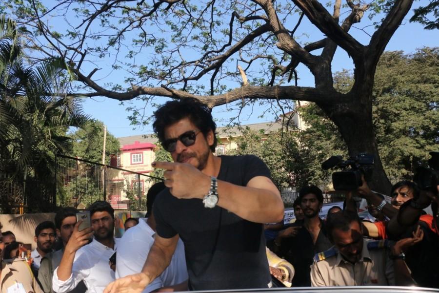 Bollywood Superstar Shah Rukh Khan casts his vote at Mount Mary Convent High School, Bandra during the BMC Election 2017 in Mumbai. BMC Election 2017,Shah Rukh Khan,actor Shah Rukh Khan,SRK,Shah Rukh Khan votes,Srk votes,Shah Rukh Khan votes at Mount Mary Convent High School