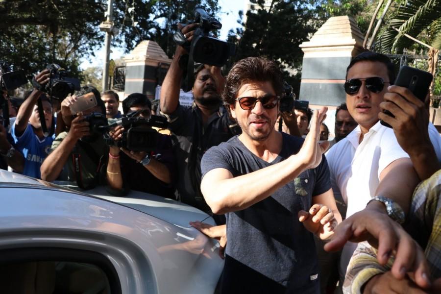 Bollywood Superstar Shah Rukh Khan casts his vote at Mount Mary Convent High School, Bandra during the BMC Election 2017 in Mumbai. BMC Election 2017,Shah Rukh Khan,actor Shah Rukh Khan,SRK,Shah Rukh Khan votes,Srk votes,Shah Rukh Khan votes at Mount Mary Convent High School