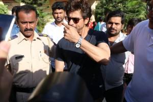 BMC Election 2017,Shah Rukh Khan,actor Shah Rukh Khan,SRK,Shah Rukh Khan votes,Srk votes,Shah Rukh Khan votes at Mount Mary Convent High School
