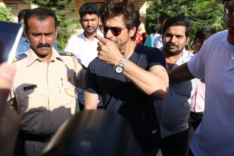 Bollywood Superstar Shah Rukh Khan casts his vote at Mount Mary Convent High School, Bandra during the BMC Election 2017 in Mumbai. BMC Election 2017,Shah Rukh Khan,actor Shah Rukh Khan,SRK,Shah Rukh Khan votes,Srk votes,Shah Rukh Khan votes at Mount Mary Convent High School