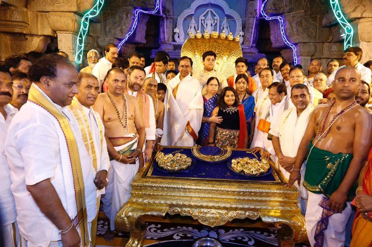 Almost the entire Telangana government on Tuesday descended on this temple town in Andhra Pradesh as Chief Minister K. Chandrasekhar Rao is all set to offer ornaments worth Rs 5.45 crore to Lord Balaji temple on Wednesday. CM K. Chandrasekhar Rao,K. Chandrasekhar Rao,Chandrasekhar Rao,KCR,KCR to Tirupati,Chandrasekhar Rao offers gold ornaments,Tirupati