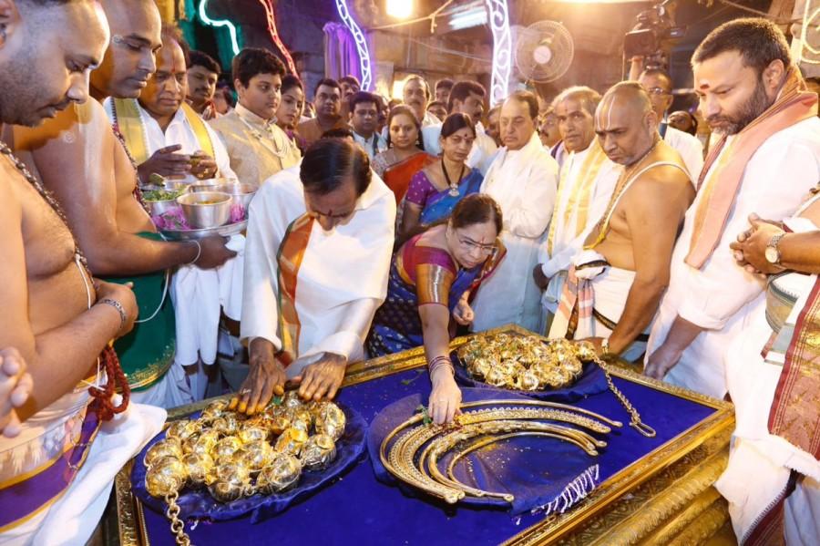 The Chief Minister, along with his family members, ministers and top officials arrived here by two special aircraft for the much-awaited thanksgiving trip to the Tirumala temple. KCR, as Telangana Rashtra Samithi (TRS) chief is popularly known, will be making the offerings to fulfil a vow he had taken during the movement for separate Telangana state. CM K. Chandrasekhar Rao,K. Chandrasekhar Rao,Chandrasekhar Rao,KCR,KCR to Tirupati,Chandrasekhar Rao offers gold ornaments,Tirupati