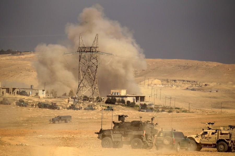 Smoke rises next to a position held by the Iraqi rapid response forces during a battle against Islamic State militants in the south of Mosul, Iraq February 19, 2017. Iraqi forces,Mosul,Iraqi forces push into Mosul,U.S.-backed Iraqi forces