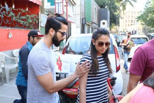 Bollywood actor Shahid Kapoor and wife Mira Rajput spotted at Bandra.