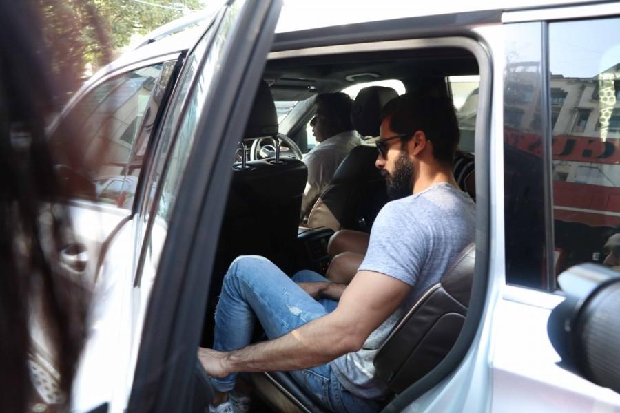 Bollywood actor Shahid Kapoor and wife Mira Rajput spotted at Bandra. Shahid Kapoor and Mira Rajput,Shahid Kapoor,Mira Rajput,Shahid Kapoor and Mira Rajput pics,Shahid Kapoor and Mira Rajput images,Shahid Kapoor and Mira Rajput photos,Shahid Kapoor and Mira Rajput stills,Shahid Kapoor and Mira Rajput pictures