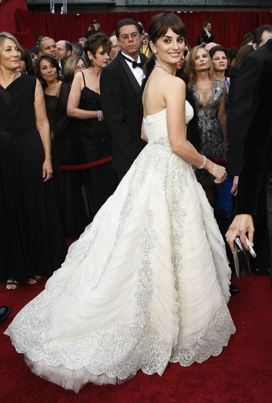 Penelope Cruz’s 81st Academy Awards red carpet look is one of her best appearances. She wore a Rita Watnick of Lily et Cie Vintage. Oscars 2017,Oscars red carpet,Oscars best dressed celebrities,red carpet look,Jennifer Lawrence,kate Hudson,Anne Hathway,Penelope Cruz,Gwyneth Paltrow,Amanda Seyfried,Jennifer Aniston,Lupita Nyong'o