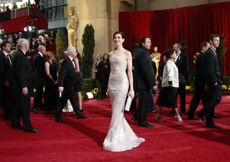 Anne Hathway stopped the red carpet traffic when she attended the Academy Awards in 2009 wearing a glittery and perfectly-fitted Armani Prive dress. Oscars 2017,Oscars red carpet,Oscars best dressed celebrities,red carpet look,Jennifer Lawrence,kate Hudson,Anne Hathway,Penelope Cruz,Gwyneth Paltrow,Amanda Seyfried,Jennifer Aniston,Lupita Nyong'o