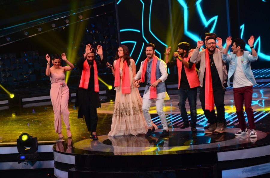 Bollywood actor Varun Dhawan and Alia Bhatt promote Badrinath Ki Dulhania on Dil Hai Hindustani on February 24, 2017. Varun Dhawan and Alia Bhatt,Varun Dhawan,Alia Bhatt,Badrinath Ki Dulhania,Badrinath Ki Dulhania promotion,Badrinath Ki Dulhania movie promotion,Badrinath Ki Dulhania on Dil Hai Hindustani,Dil Hai Hindustani