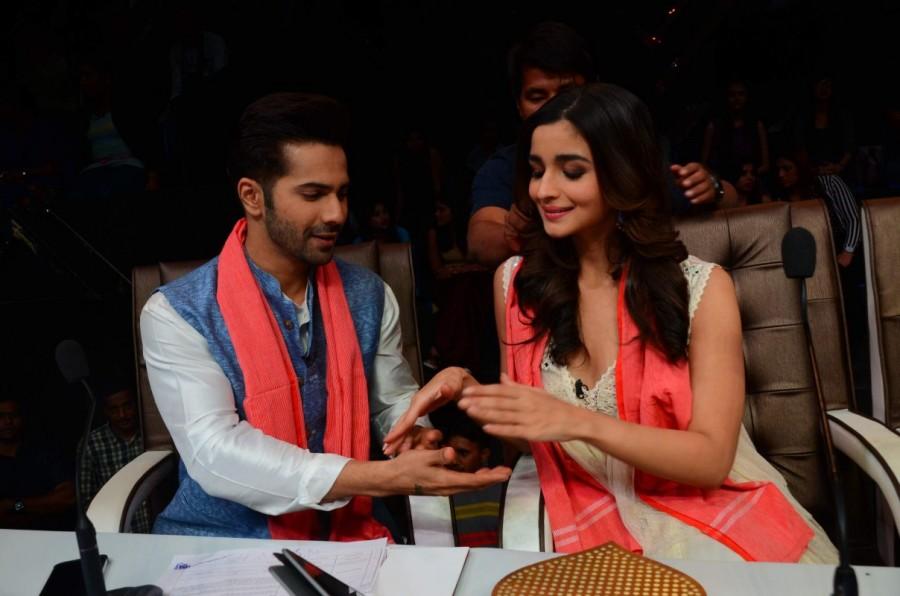 Bollywood actor Varun Dhawan and Alia Bhatt promote Badrinath Ki Dulhania on Dil Hai Hindustani on February 24, 2017. Varun Dhawan and Alia Bhatt,Varun Dhawan,Alia Bhatt,Badrinath Ki Dulhania,Badrinath Ki Dulhania promotion,Badrinath Ki Dulhania movie promotion,Badrinath Ki Dulhania on Dil Hai Hindustani,Dil Hai Hindustani