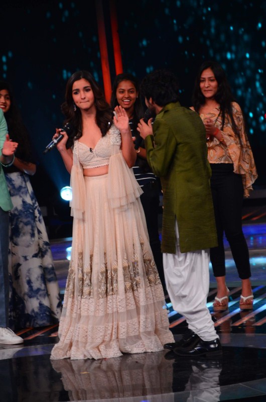 Bollywood actor Varun Dhawan and Alia Bhatt promote Badrinath Ki Dulhania on Dil Hai Hindustani on February 24, 2017. Varun Dhawan and Alia Bhatt,Varun Dhawan,Alia Bhatt,Badrinath Ki Dulhania,Badrinath Ki Dulhania promotion,Badrinath Ki Dulhania movie promotion,Badrinath Ki Dulhania on Dil Hai Hindustani,Dil Hai Hindustani