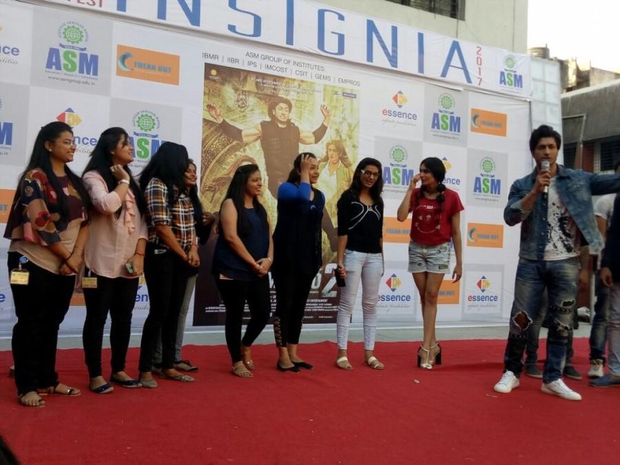 The promotions of 'Commando 2' are in full swing, with Vidyut Jammwal and Adah Sharma giving it their all to entertain their fans. The duo was in Pune at the ASM college, where they had an interesting interaction with the students. Vidyut has been an inspiration for his martial arts skills and his action stunts and he had a rather interesting activity planned with his fans. He initiated a Commando challenge wherein the fans had to compete with him by doing push ups. It turned out to be quite a fun activity where a lot of the students got the chance to workout along with their fitness and stunt icon! Vidyut Jammwal and Adah Sharma,Vidyut Jammwal,Adah Sharma,Commando 2,Commando 2 promotions,Commando 2 movie promotions,ASM college